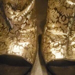Torrid Brocade Heels Black And Gold Size 9.5 Wide